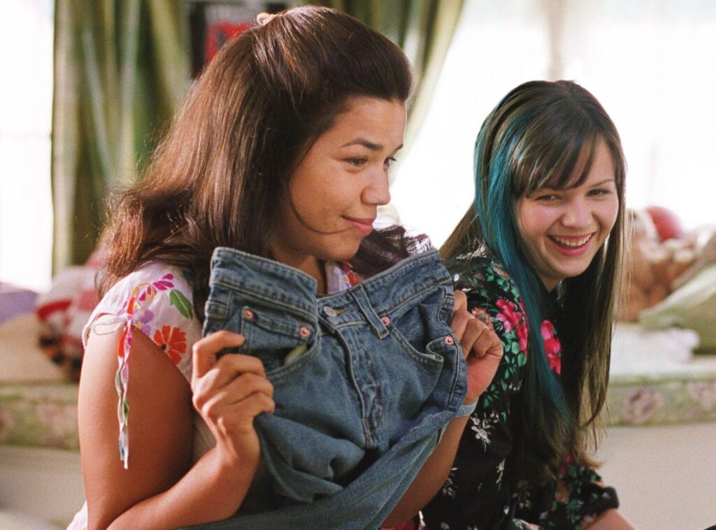 carmen showing magical jeans in sisterhood of the traveling pants